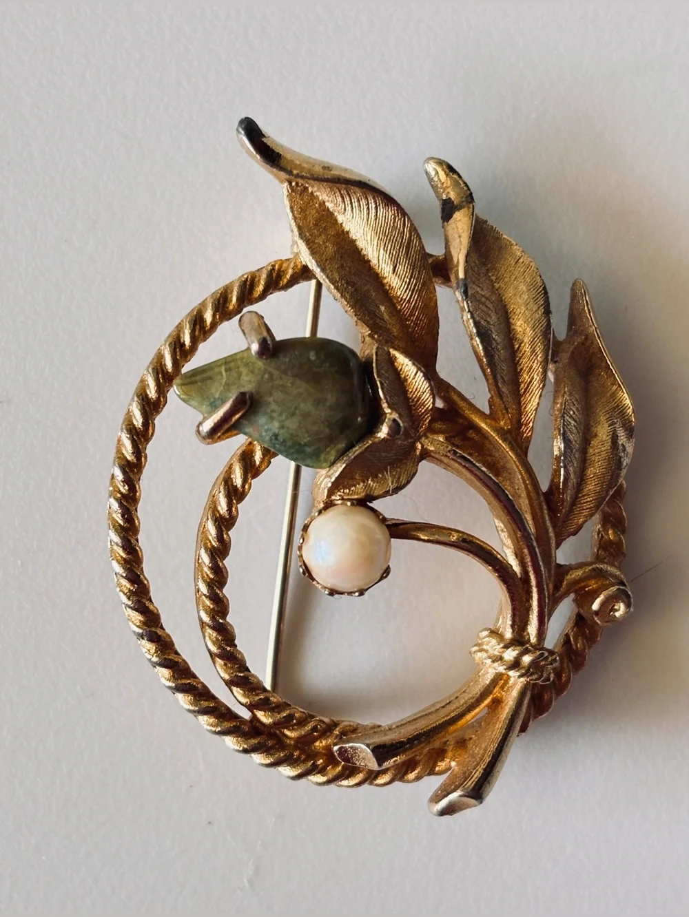 Vintage Sarah Cov Gold Tone Wreath Pin Textured Leaf Faux Pearl Green Accent
